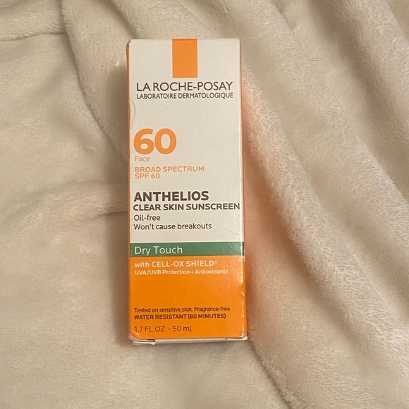SOLD La Roche-Posay Anthelios Clear Skin Sunscreen - Picture 1 of 2